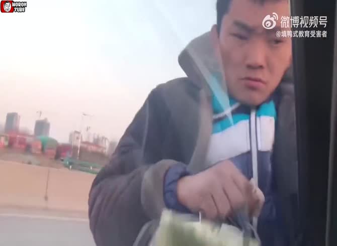 Video :Si vous ne lui donnez pas assez d'argent 